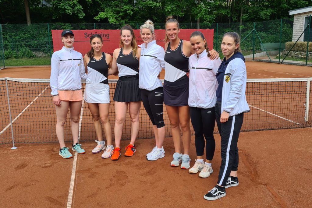 sieben Tennisspielerinnen auf dem Tennisplatz